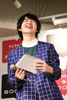 笑う吉田仁人。