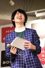 笑う吉田仁人。