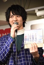 お気に入りの写真について説明する吉田仁人。