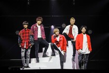 アルバム「NEXT PHASE」のビジュアルを再現するDa-iCE。（Photo by HAJIME KAMIIISAKA）