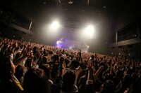 SUPER BEAVER「SUPER BEAVER『真ん中のこと』Release Tour 2017 ～ラクダの、中心～」最終公演の様子。（Photo by Kouhei Suzuki）