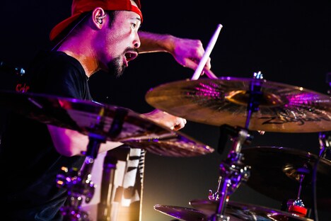 藤原“29才”広明（Dr）（撮影：日吉"JP"純平）