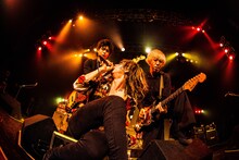 渋谷龍太（Vo）に近付く柳沢亮太（G）と上杉研太（B）。（撮影：日吉"JP"純平）