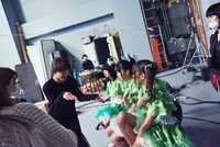 緑だってはじけ隊「GREEN IS POP」ミュージックビデオ制作時のオフショット。