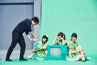 緑だってはじけ隊「GREEN IS POP」ミュージックビデオ制作時のオフショット。