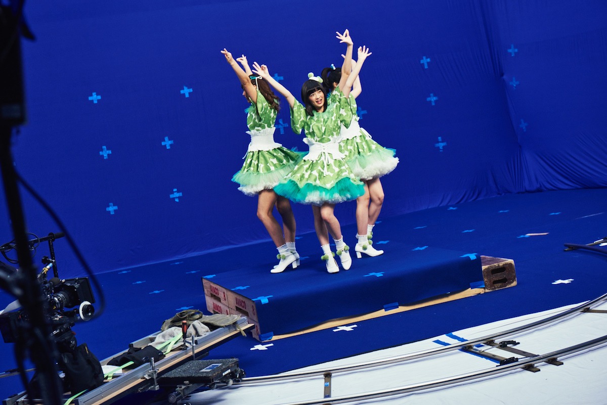 緑だってはじけ隊「GREEN IS POP」ミュージックビデオ制作時のオフショット。