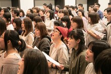 歌詞を見ながら歌うゆず2018。