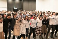 肩を組んで揺れるゆず2018。