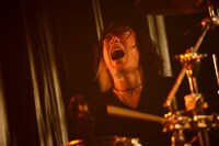 内田雅人（Dr / EGG BRAIN）（撮影：半田安政[Showcase]）