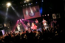 「コレサワ ワンマンツアー 2017 君の街にいくカラー ～仲間編～」12月15日の東京・WWW公演の様子。（撮影：小坂茂雄）