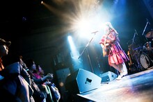 「コレサワ ワンマンツアー 2017 君の街にいくカラー ～仲間編～」12月15日の東京・WWW公演の様子。（撮影：小坂茂雄）