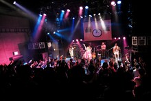 「コレサワ ワンマンツアー 2017 君の街にいくカラー ～仲間編～」12月15日の東京・WWW公演の様子。（撮影：小坂茂雄）