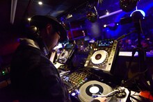 開演前のフロアをDJで盛り上げた新井俊也（冗談伯爵）。