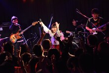 「Up and」「Coming!!」のコール＆レスポンスを求める脇田もなり。