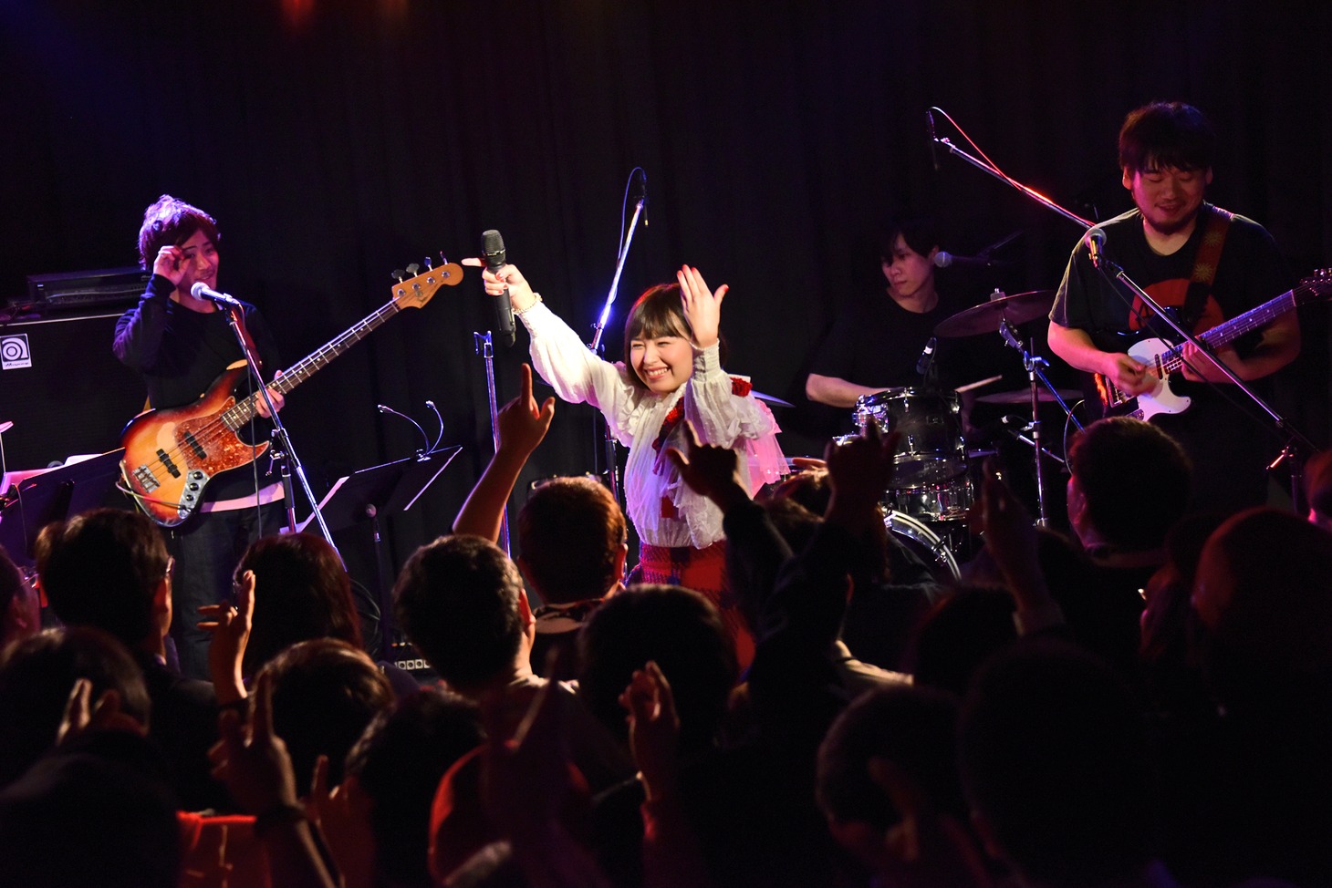 「Up and」「Coming!!」のコール＆レスポンスを求める脇田もなり。