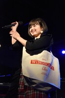 「WINGSCAPE」トートバッグを紹介する脇田もなり。