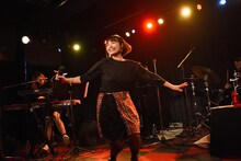 母のお手製スカートを着用してアンコールのステージに立った脇田もなり。