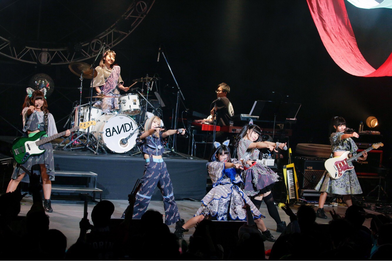 バンドじゃないもん！「バンドじゃないもん！パーフェクトピースコンサート2017～大阪にSEY YES！を～」の様子。（写真提供：ポニーキャニオン）