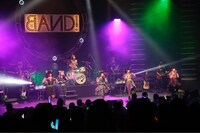 バンドじゃないもん！「バンドじゃないもん！パーフェクトピースコンサート2017～大阪にSEY YES！を～」の様子。（写真提供：ポニーキャニオン）