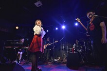 Up and Comingのメンバーを紹介する脇田もなり。