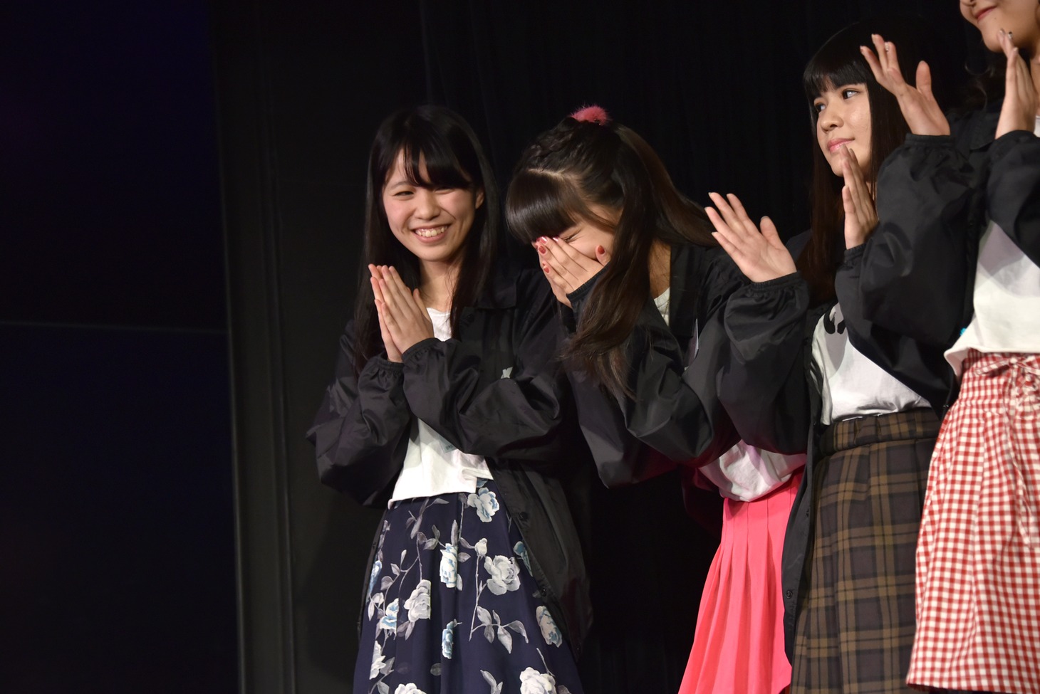 名前を呼ばれて涙を流す山下彩耶。