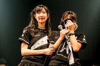 号泣するAYUMI（右）の背中をさするNANASE（左）。（写真提供：エイトワン）