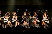 「Party Rockets GT ONEMAN LIVE～Future～」で行われたアコースティックコーナーの様子。（写真提供：エイトワン）