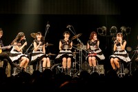 「Party Rockets GT ONEMAN LIVE～Future～」で行われたアコースティックコーナーの様子。（写真提供：エイトワン）