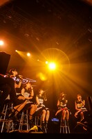 「Party Rockets GT ONEMAN LIVE～Future～」で行われたアコースティックコーナーの様子。（写真提供：エイトワン）