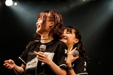 左からHIMEKA、FUMIKA。（写真提供：エイトワン）