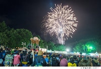 今年行われた「FUJI ROCK FESTIVAL'17」の場内で打ち上がった花火。