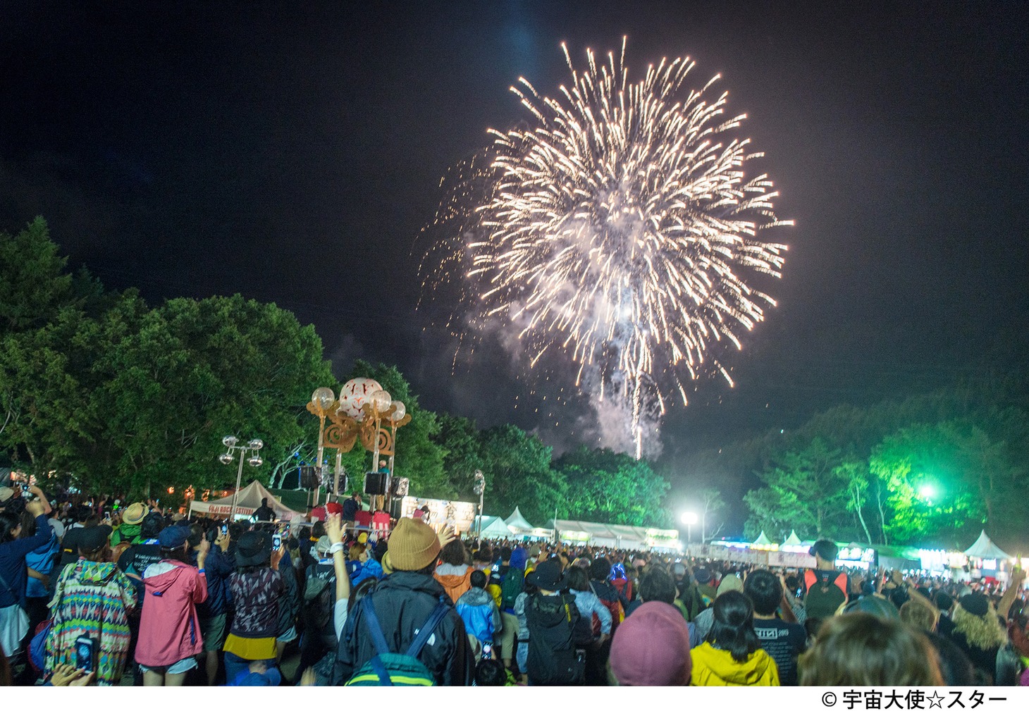 今年行われた「FUJI ROCK FESTIVAL'17」の場内で打ち上がった花火。