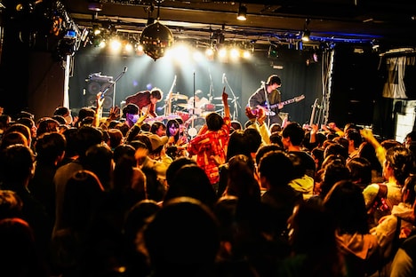 「パナフェス2017」よりパノラマパナマタウンのライブの様子。（撮影：渡邉一生）