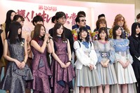 「第59回 日本レコード大賞」受賞者会見の様子。