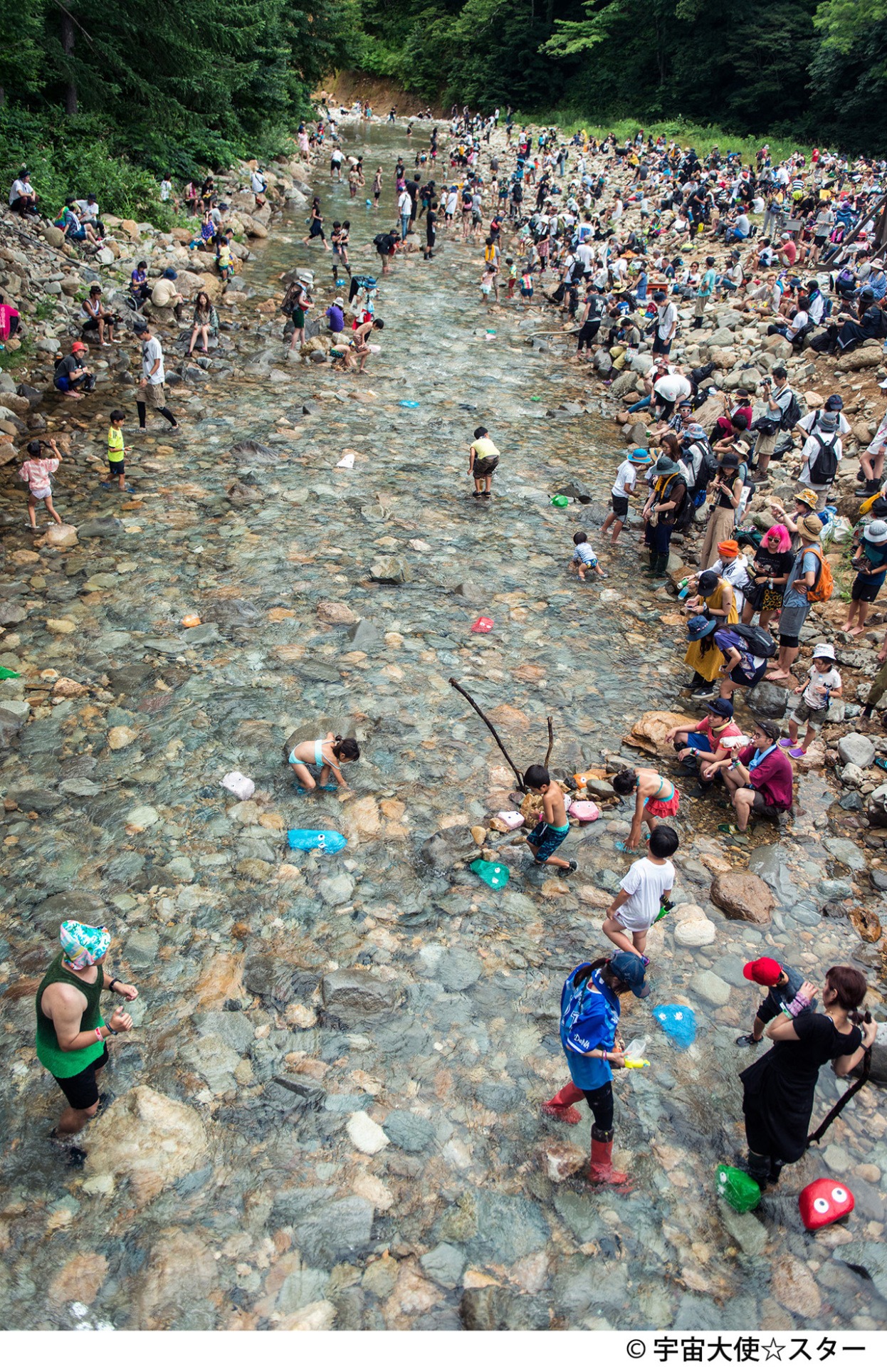 今年行われた「FUJI ROCK FESTIVAL'17」より浅貝川河川敷の様子。