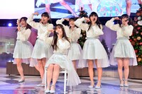 「Again & Again」を披露するSomeday Somewhere。