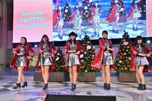 「涙の仮面」を披露するGood Tears。