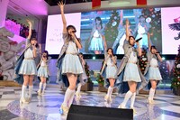 「バンドワゴン」を披露するラストアイドル。