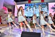 「バンドワゴン」を披露するラストアイドル。