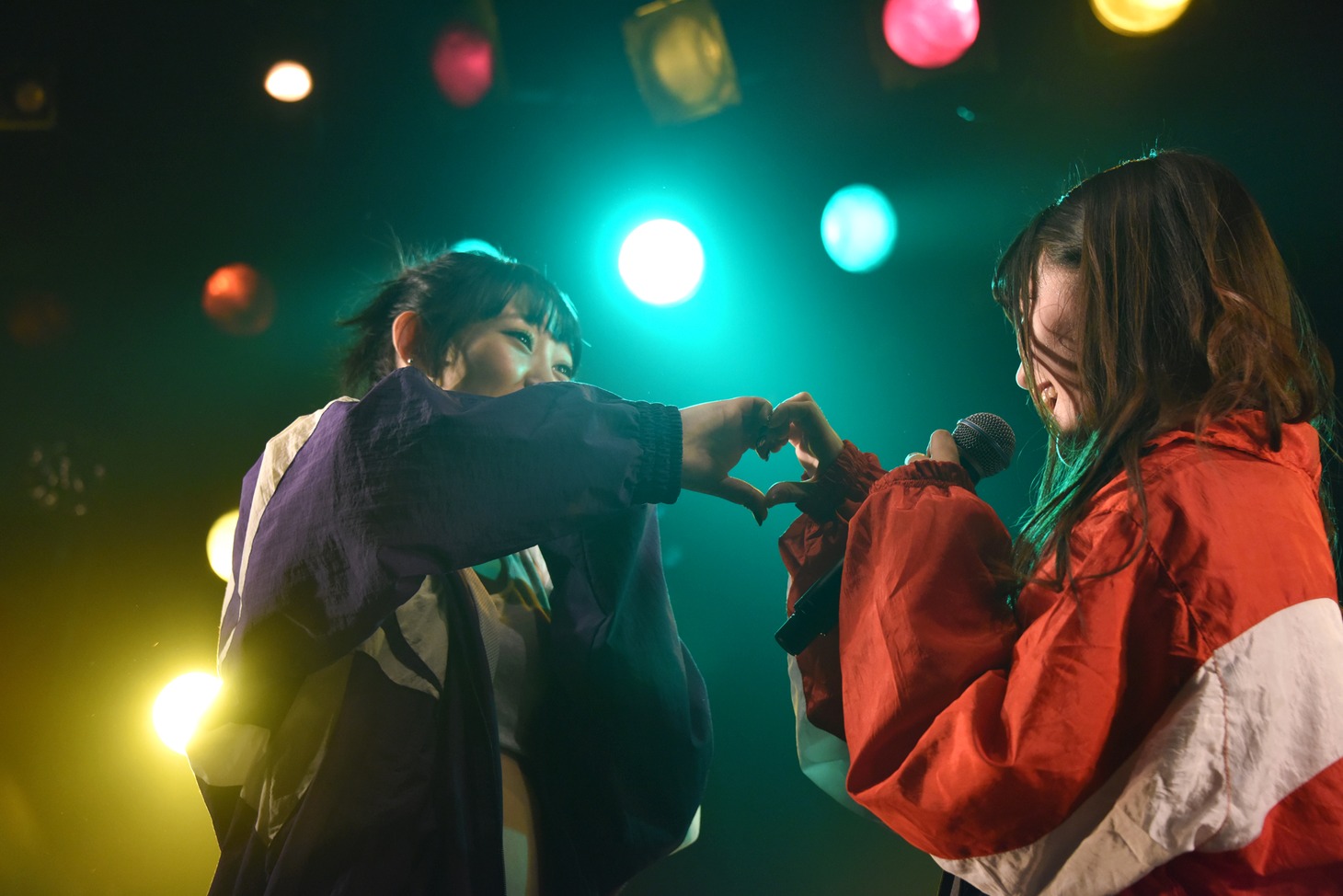 手でハートを作るminan（左）とhinako（右）。