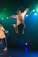 ジャンプするhime。