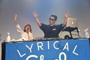 BIG-DことDJ浅野（右）と共にフロアを煽るrisano（左）。