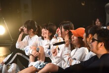 ヘッズと記念撮影するlyrical school。