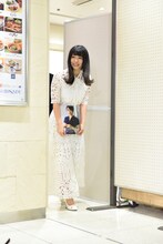 写真集「ここから」を手に登場した長濱ねる。