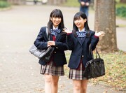 左から矢吹奈子（HKT48、AKB48）、田中美久（HKT48）。