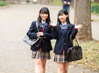左から矢吹奈子（HKT48、AKB48）、田中美久（HKT48）。
