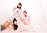 手前が大原優乃、後列左から齋藤茉日、木村葉月。