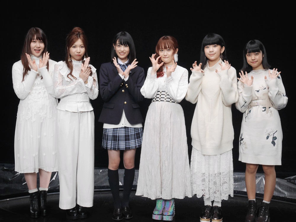 Little Glee Monsterと高橋ひかる（左から3人目）。