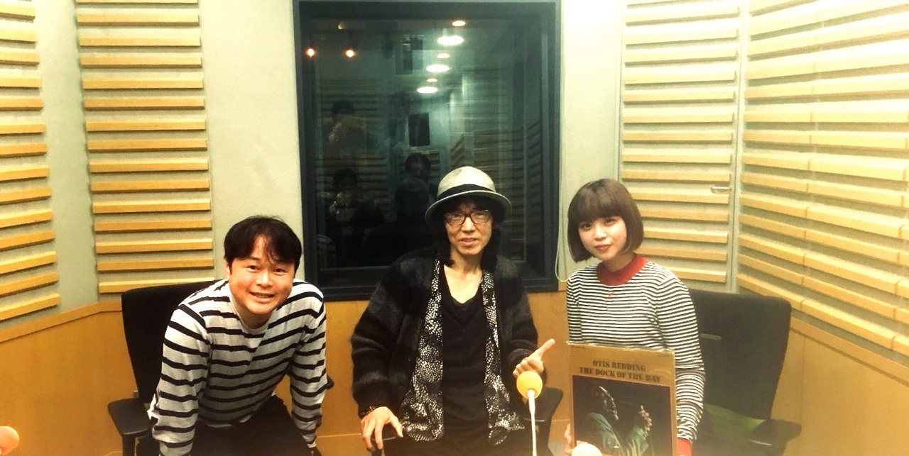 番組の打ち合わせの様子。左から荘口彰久、仲井戸“CHABO”麗市、山﨑彩音。