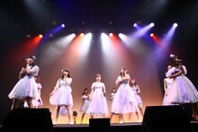 LinQ「ロード・オブ・ザ・リンク～LinQ第2章 虹の架け橋～」福岡・天神ベストホール公演の様子。（写真提供：エイベックス）
